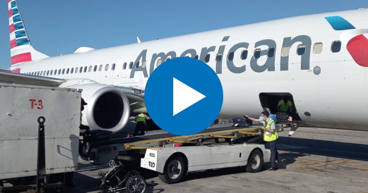 Cubanos en Miami consideran abusivo aumento de precio en la segunda maleta  de American en los viajes a la isla