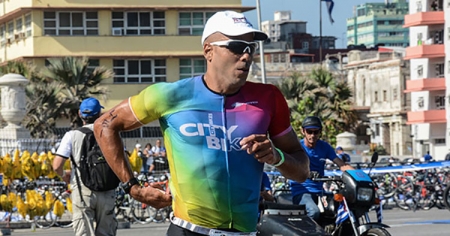 Michel González gana la media distancia del Triatlón de La Habana con récord personal