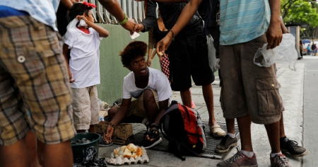 Venezolanos buscan comida en la basura para paliar el hambre