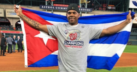 Roenis Elías celebra con la bandera de Cuba el triunfo de los Nacionales en la Serie Mundial