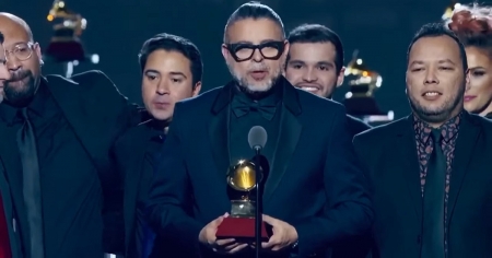 Luis Enrique dedica el Grammy Latino a lucha de Nicaragua por la libertad