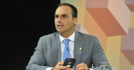 El hijo de Jair Bolsonaro culpa a China de la pandemia del coronavirus