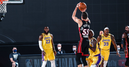 Los Lakers imponen su defensa ante el Heat y se colocan a un triunfo del campeonato en la NBA