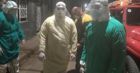 Bomberos cubanos evacuan a una mujer con sobrepeso positiva al coronavirus en La Habana