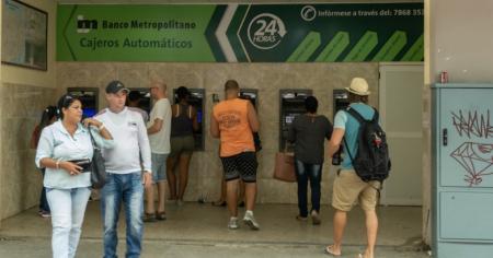 ¿Podrán cambiar dólares los extranjeros y cubanos que viajen a Cuba?