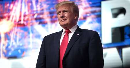 Trump demanda a Hillary Clinton y a otros demócratas por acusarlo de coludirse con Rusia en 2016