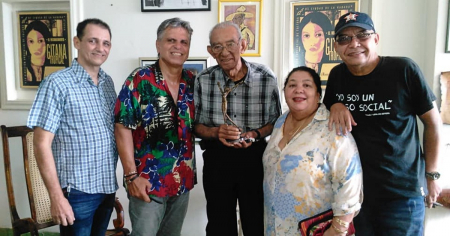 Actor Mario Limonta recibe premio Lucía de Honor que concede el Festival de Gibara