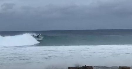 Surfistas cubanos aprovechan las olas que dejó el huracán Helene