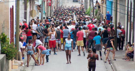 Jóvenes protagonizan conga protesta "Súbelo Mayeta" en Santiago de Cuba
