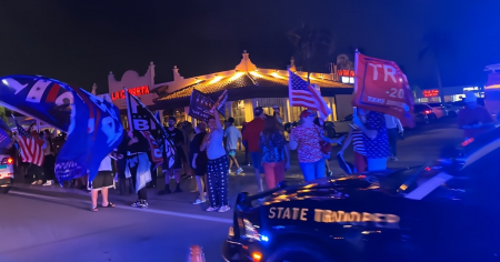 Cubanos celebran en el restaurante Versailles la victoria de Trump en Florida