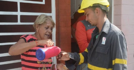 Vecinos de Playa muestran solidaridad con linieros de Sancti Spíritus en plena recuperación eléctrica en La Habana