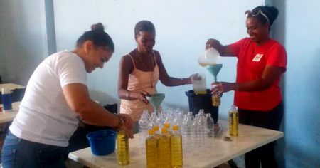 Cuba recibe donación de 26,000 botellas de aceite de cocina provenientes de Estados Unidos