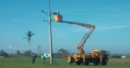 Lenta recuperación eléctrica en Pinar del Río y La Habana tras el paso del huracán Rafael