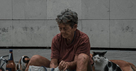 Nélida, la cubana que alimenta gatos callejeros en La Habana Vieja