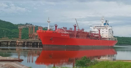 Reanudan venta de gas licuado tras llegada de un barco a puerto de Santiago de Cuba