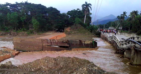 Intensas lluvias provocan colapso de puente provisional en Imías: Había sido colocado tras paso de huracán Oscar