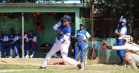 Peloteros de serie provincial habanera abandonan equipo liderado por primera mujer entrenadora en Cuba