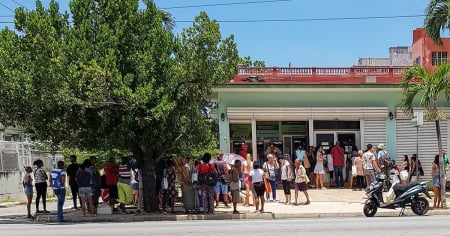 Desesperación en banco de Jovellanos: multitud de trabajadores sin acceso total a sus salarios