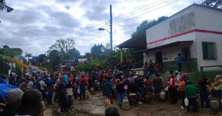 Cubanos hacen cola en El Calvario a la espera de una balita de gas