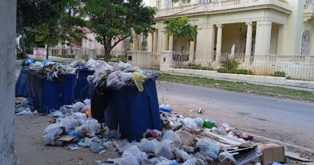 Enorme basurero frente a la casa de Dulce María Loynaz en La Habana