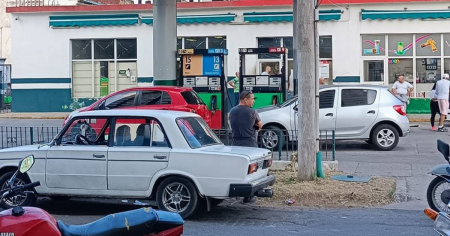 Crisis de combustible: Conductores pasan hasta cinco días en cola por gasolina en La Habana 