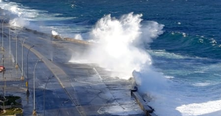 Frente frío provoca penetraciones del mar en el Malecón de La Habana