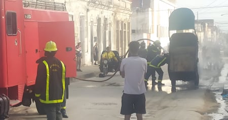 Bomberos sofocan incendio en triciclo eléctrico en plena calle de Manzanillo 