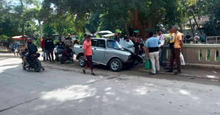 Como un acordeón: Así quedó un Moskvitch al chocar contra el muro de un puente en Holguín