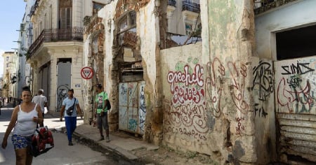 Las imágenes de niños durmiendo en un portal de La Habana movilizan a los cubanos para localizarlos