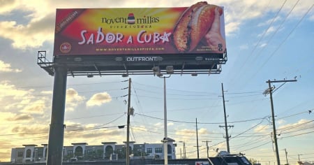 “¡Lo logramos!”: Familia cubana celebra éxito de su pizzería con cartel de 24 pies en avenida de Tampa