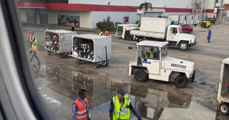 Avión de American Airlines aborta despegue en La Habana por puerta de carga abierta