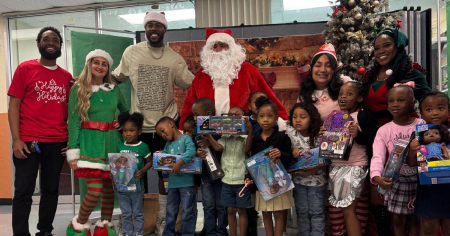 Aroldis Chapman lleva alegría a niños necesitados en escuela de Miami