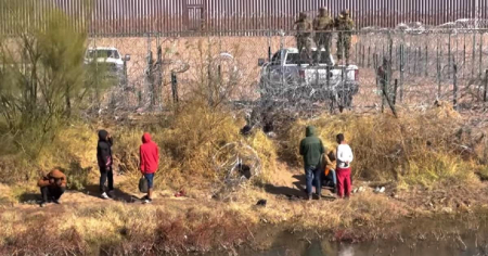 Agentes de Texas disparan balas de goma a migrantes al borde del río Bravo