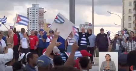 Marrero Cruz asiste en muletas a la marcha combatiente en La Habana