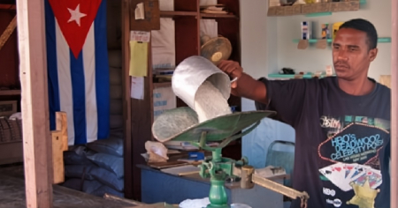 Detienen a tres cubanos por robar productos de la libreta de abastecimiento en Matanzas