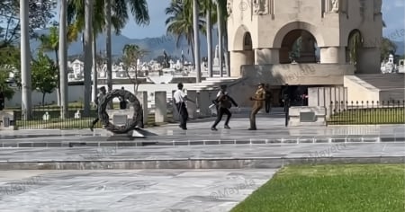  Militar cubano se desmaya durante el cambio de guardia del cementerio de Santa Ifigenia