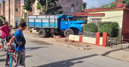 Camión se impacta contra una vivienda en Las Tunas