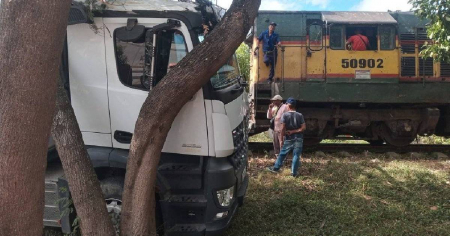 Tren de carga y camión impactan en crucero ferroviario de Sancti Spíritus