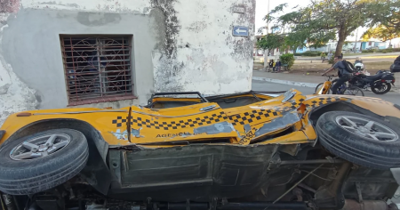 Taxi termina volcado en la acera tras fuerte impacto de una camioneta en Camagüey