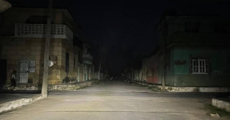 Prensa oficialista culpa a EE.UU. de apagones, precios altos y crisis del transporte en Cuba