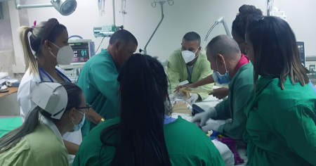 Logran extraer un tumor gigante a una adolescente cubana: "Semejaba un embarazo avanzado"