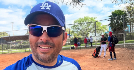 Luis Silva comparte fotos jugando softbol y le dicen en Instagram: "Qué raro está el estadio de la Ciudad Deportiva"
