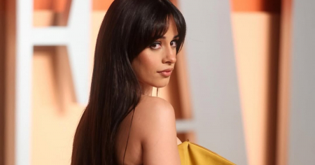 Camila Cabello luce el escote más arriesgado en la fiesta de los Oscar e impresiona a Salma Hayek