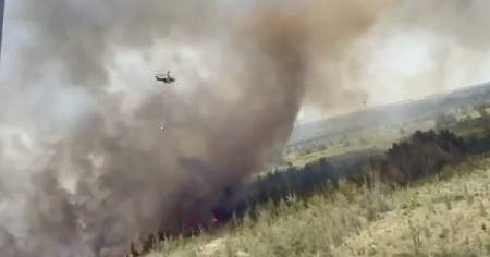 Persisten labores para contener incendio activo en el sur de Miami-Dade