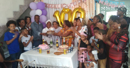 Abuela celebra sus 100 años en Santiago de Cuba rodeada de su numerosa familia
