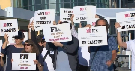 Estudiantes y profesores protestan en FIU por colaboración con ICE
