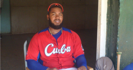 Ex Grandes Ligas Erisbel Arruebarruena debuta en Serie Provincial de Cienfuegos 