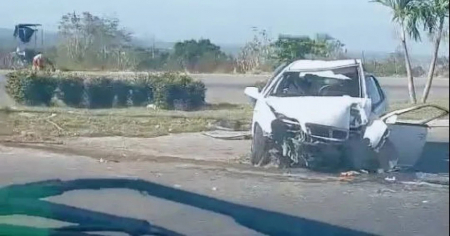 Auto queda destrozado tras accidente en puente de La Habana