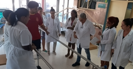 Prótesis, tornillos y placas desde China: Así intenta Cuba paliar crisis de insumos médicos
