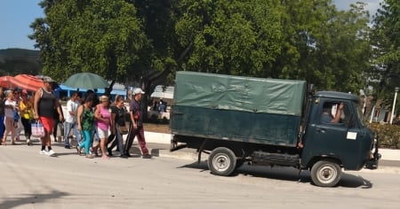 Sin carro fúnebre en Guisa: Trasladan a un difunto en transporte improvisado de Flora y Fauna